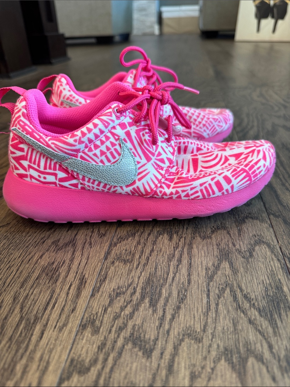 Nike Kids Pink Patterned Sneakers with Silver Swoosh size 3.5 youth !